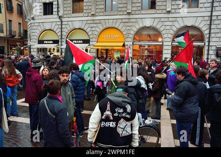 Padoue, Italie, 8 mars 2024. Journée internationale de la femme. Un millier de personnes, principalement des jeunes, se rencontrent et défilent dans le vieux centre-ville pour la Journée de la femme. Les principaux sujets abordés : droits des femmes, égalité des sexes, égalité des salaires, violence à l'égard des femmes, femmes contre la guerre, solidarité avec les femmes palestiniennes. Crédits : Ferdinando Piezzi/Alamy Live News Banque D'Images