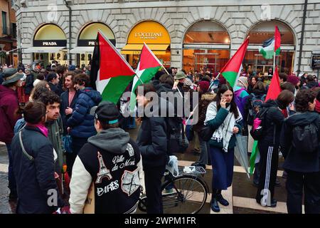 Padoue, Italie, 8 mars 2024. Journée internationale de la femme. Un millier de personnes, principalement des jeunes, se rencontrent et défilent dans le vieux centre-ville pour la Journée de la femme. Les principaux sujets abordés : droits des femmes, égalité des sexes, égalité des salaires, violence à l'égard des femmes, femmes contre la guerre, solidarité avec les femmes palestiniennes. Crédits : Ferdinando Piezzi/Alamy Live News Banque D'Images