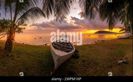 Vue du Morne à travers les palmiers au Morne Brabant au coucher du soleil, Savanne District, Maurice, Océan Indien, Afrique Banque D'Images