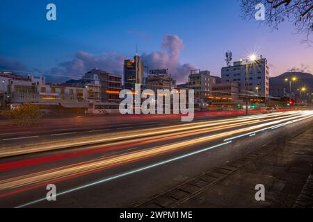 Vue des lumières de traînée et de la ville à Port Louis au crépuscule, Port Louis, Maurice, Océan Indien, Afrique Banque D'Images