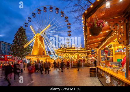 Vue de la grande roue et marché de Noël sur Old Market Square au crépuscule, Nottingham, Nottinghamshire, Angleterre, Royaume-Uni, Europe Banque D'Images