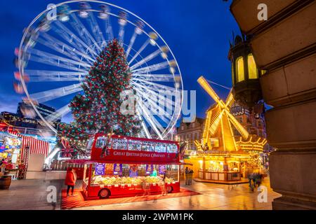 Vue de la grande roue et marché de Noël sur Old Market Square au crépuscule, Nottingham, Nottinghamshire, Angleterre, Royaume-Uni, Europe Banque D'Images