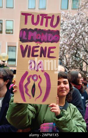 Padoue, Italie, 8 mars 2024. Journée internationale de la femme. Un millier de personnes, principalement des jeunes, se rencontrent et défilent dans le vieux centre-ville pour la Journée de la femme. Les principaux sujets abordés : droits des femmes, égalité des sexes, égalité des salaires, violence à l'égard des femmes, femmes contre la guerre, solidarité avec les femmes palestiniennes. Crédits : Ferdinando Piezzi/Alamy Live News Banque D'Images