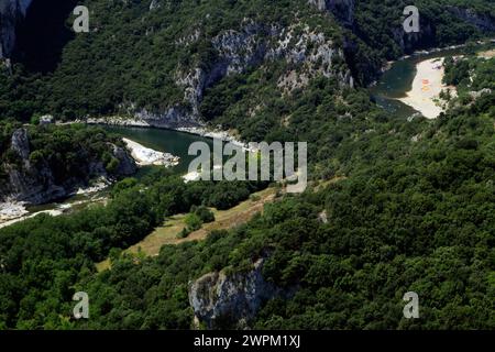 Vue sur les gorges de l'Ardèche depuis le belvédère de serre de Tourre. Route entre Saint-Remeze et Pont d’Arc. Ardèche, France Banque D'Images