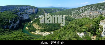 Vue sur les gorges de l'Ardèche depuis le belvédère de serre de Tourre. Route entre Saint-Remeze et Pont d’Arc. Ardèche, France Banque D'Images