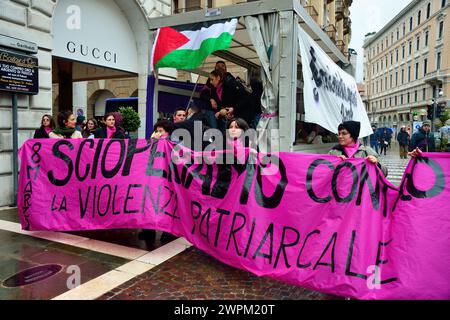 Padoue, Italie, 8 mars 2024. Journée internationale de la femme. Un millier de personnes, principalement des jeunes, se rencontrent et défilent dans le vieux centre-ville pour la Journée de la femme. Les principaux sujets abordés : droits des femmes, égalité des sexes, égalité des salaires, violence à l'égard des femmes, femmes contre la guerre, solidarité avec les femmes palestiniennes. Crédits : Ferdinando Piezzi/Alamy Live News Banque D'Images