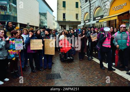 Padoue, Italie, 8 mars 2024. Journée internationale de la femme. Un millier de personnes, principalement des jeunes, se rencontrent et défilent dans le vieux centre-ville pour la Journée de la femme. Les principaux sujets abordés : droits des femmes, égalité des sexes, égalité des salaires, violence à l'égard des femmes, femmes contre la guerre, solidarité avec les femmes palestiniennes. Crédits : Ferdinando Piezzi/Alamy Live News Banque D'Images