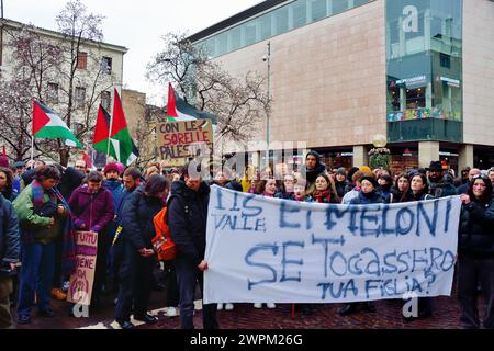 Padoue, Italie, 8 mars 2024. Journée internationale de la femme. Un millier de personnes, principalement des jeunes, se rencontrent et défilent dans le vieux centre-ville pour la Journée de la femme. Les principaux sujets abordés : droits des femmes, égalité des sexes, égalité des salaires, violence à l'égard des femmes, femmes contre la guerre, solidarité avec les femmes palestiniennes. Crédits : Ferdinando Piezzi/Alamy Live News Banque D'Images