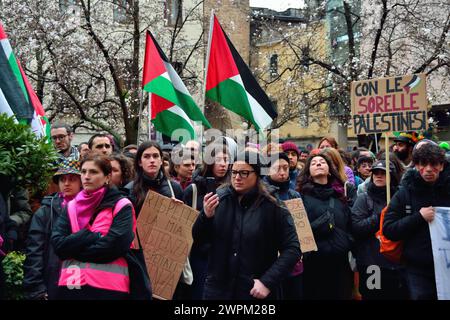 Padoue, Italie, 8 mars 2024. Journée internationale de la femme. Un millier de personnes, principalement des jeunes, se rencontrent et défilent dans le vieux centre-ville pour la Journée de la femme. Les principaux sujets abordés : droits des femmes, égalité des sexes, égalité des salaires, violence à l'égard des femmes, femmes contre la guerre, solidarité avec les femmes palestiniennes. Crédits : Ferdinando Piezzi/Alamy Live News Banque D'Images