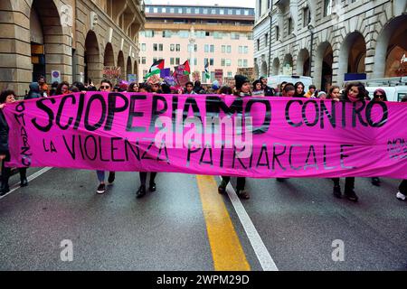 Padoue, Italie, 8 mars 2024. Journée internationale de la femme. Un millier de personnes, principalement des jeunes, se rencontrent et défilent dans le vieux centre-ville pour la Journée de la femme. Les principaux sujets abordés : droits des femmes, égalité des sexes, égalité des salaires, violence à l'égard des femmes, femmes contre la guerre, solidarité avec les femmes palestiniennes. Crédits : Ferdinando Piezzi/Alamy Live News Banque D'Images