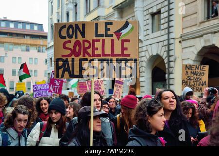 Padoue, Italie, 8 mars 2024. Journée internationale de la femme. Un millier de personnes, principalement des jeunes, se rencontrent et défilent dans le vieux centre-ville pour la Journée de la femme. Les principaux sujets abordés : droits des femmes, égalité des sexes, égalité des salaires, violence à l'égard des femmes, femmes contre la guerre, solidarité avec les femmes palestiniennes. Crédits : Ferdinando Piezzi/Alamy Live News Banque D'Images
