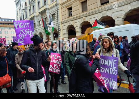 Padoue, Italie, 8 mars 2024. Journée internationale de la femme. Un millier de personnes, principalement des jeunes, se rencontrent et défilent dans le vieux centre-ville pour la Journée de la femme. Les principaux sujets abordés : droits des femmes, égalité des sexes, égalité des salaires, violence à l'égard des femmes, femmes contre la guerre, solidarité avec les femmes palestiniennes. Crédits : Ferdinando Piezzi/Alamy Live News Banque D'Images