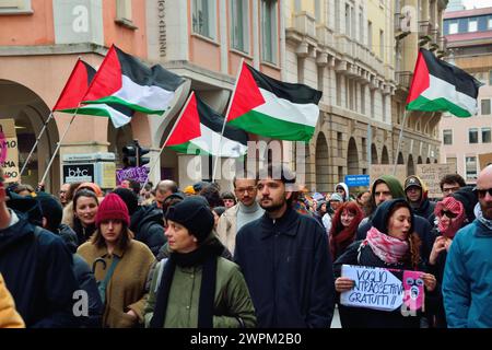 Padoue, Italie, 8 mars 2024. Journée internationale de la femme. Un millier de personnes, principalement des jeunes, se rencontrent et défilent dans le vieux centre-ville pour la Journée de la femme. Les principaux sujets abordés : droits des femmes, égalité des sexes, égalité des salaires, violence à l'égard des femmes, femmes contre la guerre, solidarité avec les femmes palestiniennes. Crédits : Ferdinando Piezzi/Alamy Live News Banque D'Images
