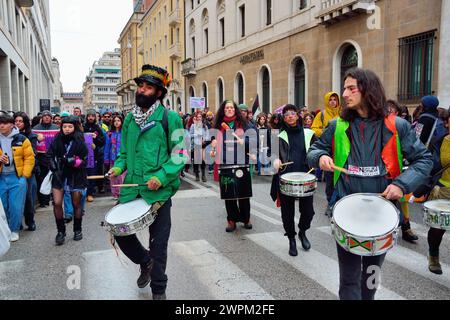 Padoue, Italie, 8 mars 2024. Journée internationale de la femme. Un millier de personnes, principalement des jeunes, se rencontrent et défilent dans le vieux centre-ville pour la Journée de la femme. Les principaux sujets abordés : droits des femmes, égalité des sexes, égalité des salaires, violence à l'égard des femmes, femmes contre la guerre, solidarité avec les femmes palestiniennes. Crédits : Ferdinando Piezzi/Alamy Live News Banque D'Images