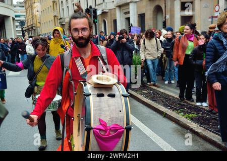 Padoue, Italie, 8 mars 2024. Journée internationale de la femme. Un millier de personnes, principalement des jeunes, se rencontrent et défilent dans le vieux centre-ville pour la Journée de la femme. Les principaux sujets abordés : droits des femmes, égalité des sexes, égalité des salaires, violence à l'égard des femmes, femmes contre la guerre, solidarité avec les femmes palestiniennes. Crédits : Ferdinando Piezzi/Alamy Live News Banque D'Images