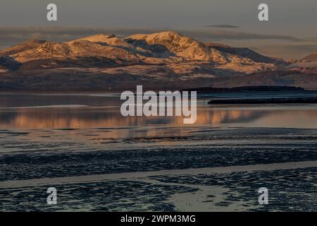 Vue sur l'estuaire de Duddon vers la chaîne de montagnes Coniston et le parc national de Lake District, la péninsule de Furness, Cumbria, Angleterre, United Ki Banque D'Images