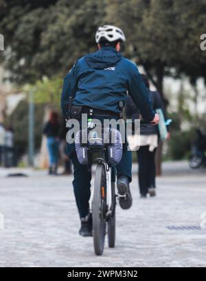 Formation de l'escouade de police sur le vélo de garde et le vélo, maintenir l'ordre public dans les rues de la ville européenne, groupe de policiers patrouillent sur les vélos avec Banque D'Images