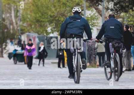 Formation de l'escouade de police sur le vélo de garde et le vélo, maintenir l'ordre public dans les rues de la ville européenne, groupe de policiers patrouillent sur les vélos avec Banque D'Images