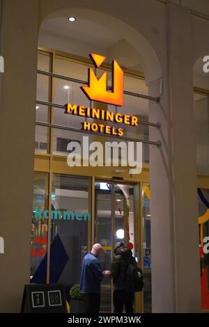 DAS Meininger-Hôtel in einem Hochhaus am neuen Bremer Fernbusterminal. *** L'hôtel Meininger dans un immeuble de grande hauteur à Brême, nouveau terminal de bus longue distance Banque D'Images