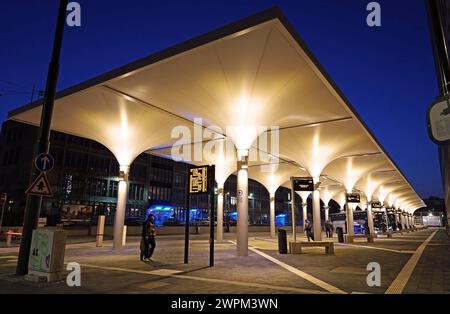 Der neue Fernbusterminal in der Nähe des Bremer Hauptbahnhofs. Er wurde im März 2024 eingeweiht, auch im Beisein der Architekten Thomas Knerer und Paul Schmelzer aus dem Architekturbüro Knerer und Lang und dem Atelier Schmelzer Weber. Der Baustil erinnert an orientalische Moscheen. Betrieben wird die Anlage von der Bremer Parkhausgesellschaft Brepark GmbH. Neben dem terminal wurden ein Hotel- und Bürohochhaus und ein Parkhaus errichtet. Zur Erschließung des gesamten Geländes wurde eine neue Straße gebaut : der Rosa-Parks-Ring, benannt nach der schwarzen US-amerikanischen Bürgerrechtlerin Rosa l Banque D'Images