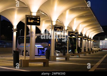 Der neue Fernbusterminal in der Nähe des Bremer Hauptbahnhofs. Er wurde im März 2024 eingeweiht, auch im Beisein der Architekten Thomas Knerer und Paul Schmelzer aus dem Architekturbüro Knerer und Lang und dem Atelier Schmelzer Weber. Der Baustil erinnert an orientalische Moscheen. Betrieben wird die Anlage von der Bremer Parkhausgesellschaft Brepark GmbH. Neben dem terminal wurden ein Hotel- und Bürohochhaus und ein Parkhaus errichtet. Zur Erschließung des gesamten Geländes wurde eine neue Straße gebaut : der Rosa-Parks-Ring, benannt nach der schwarzen US-amerikanischen Bürgerrechtlerin Rosa l Banque D'Images