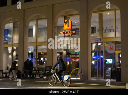 DAS Meininger-Hôtel in einem Hochhaus am neuen Bremer Fernbusterminal. *** L'hôtel Meininger dans un immeuble de grande hauteur à Brême, nouveau terminal de bus longue distance Banque D'Images