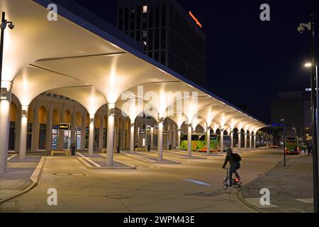 Der neue Fernbusterminal in der Nähe des Bremer Hauptbahnhofs. Er wurde im März 2024 eingeweiht, auch im Beisein der Architekten Thomas Knerer und Paul Schmelzer aus dem Architekturbüro Knerer und Lang und dem Atelier Schmelzer Weber. Der Baustil erinnert an orientalische Moscheen. Betrieben wird die Anlage von der Bremer Parkhausgesellschaft Brepark GmbH. Neben dem terminal wurden ein Hotel- und Bürohochhaus und ein Parkhaus errichtet. Zur Erschließung des gesamten Geländes wurde eine neue Straße gebaut : der Rosa-Parks-Ring, benannt nach der schwarzen US-amerikanischen Bürgerrechtlerin Rosa l Banque D'Images