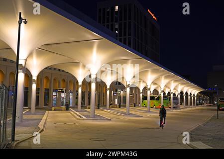 Der neue Fernbusterminal in der Nähe des Bremer Hauptbahnhofs. Er wurde im März 2024 eingeweiht, auch im Beisein der Architekten Thomas Knerer und Paul Schmelzer aus dem Architekturbüro Knerer und Lang und dem Atelier Schmelzer Weber. Der Baustil erinnert an orientalische Moscheen. Betrieben wird die Anlage von der Bremer Parkhausgesellschaft Brepark GmbH. Neben dem terminal wurden ein Hotel- und Bürohochhaus und ein Parkhaus errichtet. Zur Erschließung des gesamten Geländes wurde eine neue Straße gebaut : der Rosa-Parks-Ring, benannt nach der schwarzen US-amerikanischen Bürgerrechtlerin Rosa l Banque D'Images