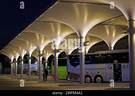 Der neue Fernbusterminal in der Nähe des Bremer Hauptbahnhofs. Er wurde im März 2024 eingeweiht, auch im Beisein der Architekten Thomas Knerer und Paul Schmelzer aus dem Architekturbüro Knerer und Lang und dem Atelier Schmelzer Weber. Der Baustil erinnert an orientalische Moscheen. Betrieben wird die Anlage von der Bremer Parkhausgesellschaft Brepark GmbH. Neben dem terminal wurden ein Hotel- und Bürohochhaus und ein Parkhaus errichtet. Zur Erschließung des gesamten Geländes wurde eine neue Straße gebaut : der Rosa-Parks-Ring, benannt nach der schwarzen US-amerikanischen Bürgerrechtlerin Rosa l Banque D'Images