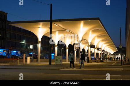 Der neue Fernbusterminal in der Nähe des Bremer Hauptbahnhofs. Er wurde im März 2024 eingeweiht, auch im Beisein der Architekten Thomas Knerer und Paul Schmelzer aus dem Architekturbüro Knerer und Lang und dem Atelier Schmelzer Weber. Der Baustil erinnert an orientalische Moscheen. Betrieben wird die Anlage von der Bremer Parkhausgesellschaft Brepark GmbH. Neben dem terminal wurden ein Hotel- und Bürohochhaus und ein Parkhaus errichtet. Zur Erschließung des gesamten Geländes wurde eine neue Straße gebaut : der Rosa-Parks-Ring, benannt nach der schwarzen US-amerikanischen Bürgerrechtlerin Rosa l Banque D'Images