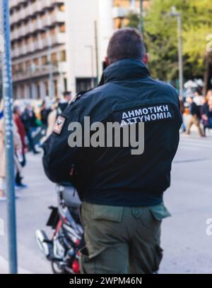 Police municipale d'Athènes avec emblème du logo de la "police municipale" sur l'uniforme, la brigade de police grecque en service maintient l'ordre public dans les rues d'Athènes, ATT Banque D'Images