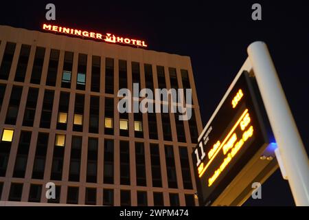 DAS Meininger-Hôtel in einem Hochhaus am neuen Bremer Fernbusterminal. *** L'hôtel Meininger dans un immeuble de grande hauteur à Brême, nouveau terminal de bus longue distance Banque D'Images