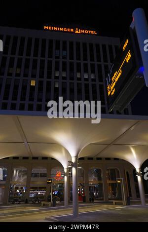 DAS Meininger-Hôtel in einem Hochhaus am neuen Bremer Fernbusterminal. *** L'hôtel Meininger dans un immeuble de grande hauteur à Brême, nouveau terminal de bus longue distance Banque D'Images