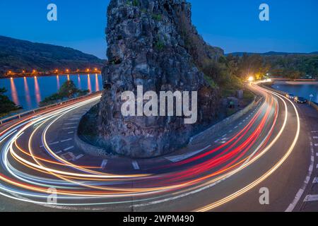 Vue des feux de traînée à Baie du Cap depuis Maconde Viewpoint au crépuscule, Savanne District, Maurice, Océan Indien, Afrique Copyright : FrankxFell 844-32343 Banque D'Images