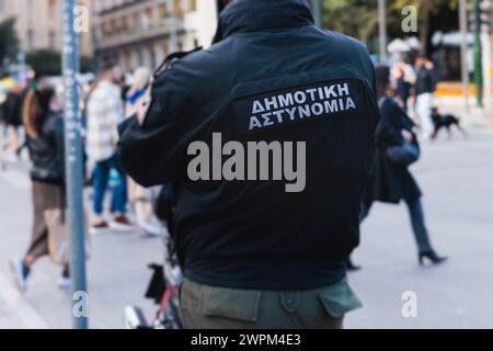 Police municipale d'Athènes avec emblème du logo de la "police municipale" sur l'uniforme, la brigade de police grecque en service maintient l'ordre public dans les rues d'Athènes, ATT Banque D'Images