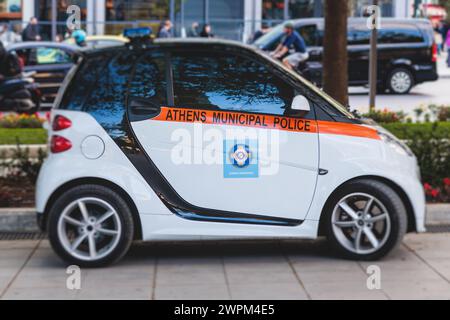 Voiture de police municipale d'Athènes avec sirène, emblème du logo de la « police municipale », voiture de police grecque avec feux clignotants d'urgence en service maintenir le public Banque D'Images