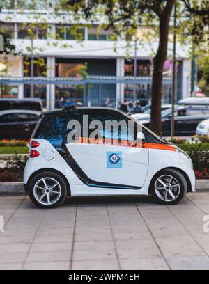 Voiture de police municipale d'Athènes avec sirène, emblème du logo de la « police municipale », voiture de police grecque avec feux clignotants d'urgence en service maintenir le public Banque D'Images