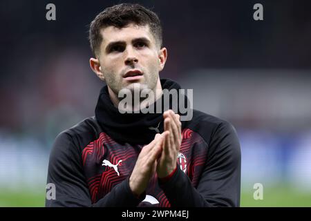 Milan, Italie. 07 mars 2024. Christian Pulisic de l'AC Milan salue les supporters lors de la manche 16 de l'UEFA Europa League entre l'AC Milan et le SK Slavia Praha au Stadio Giuseppe Meazza le 7 mars 2024 à Milan, Italie . Crédit : Marco Canoniero/Alamy Live News Banque D'Images