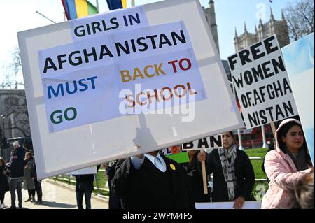 Parliament Square, LONDRES, ANGLETERRE - 08 MARS 2024. À l'occasion de la Journée internationale de la femme, le 8 mars (JIJ), les femmes du monde entier ne célèbrent pas mais protestent pour les droits des femmes. L'ACAA a organisé une manifestation sur la place du Parlement pour mettre en lumière les voix des femmes afghanes qui sont victimes de graves violations des droits humains par les talibans. En outre, le point culminant est que les Américains ont perdu la guerre en Afghanistan. Le gouvernement américain est la plus grande violation de la démocratie et les droits de l'homme a volé 8 milliards de dollars américains aux civils afghans. Beaucoup de familles afghanes sont forcées de vendre leurs enfants et ma Banque D'Images