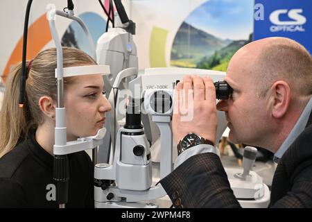 Brno, République tchèque. 08 mars 2024. Le salon international de l'optique oculaire, de l'optométrie et de l'ophtalmologie débute à Brno, République tchèque, le 8 mars 2024. Crédit : Vaclav Salek/CTK photo/Alamy Live News Banque D'Images