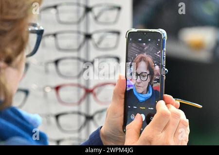 Brno, République tchèque. 08 mars 2024. Le salon international de l'optique oculaire, de l'optométrie et de l'ophtalmologie débute à Brno, République tchèque, le 8 mars 2024. Crédit : Vaclav Salek/CTK photo/Alamy Live News Banque D'Images