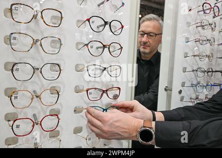 Brno, République tchèque. 08 mars 2024. Le salon international de l'optique oculaire, de l'optométrie et de l'ophtalmologie débute à Brno, République tchèque, le 8 mars 2024. Crédit : Vaclav Salek/CTK photo/Alamy Live News Banque D'Images