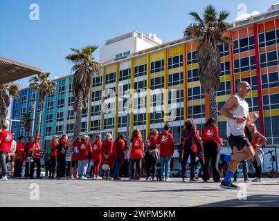 Tel Aviv, Israël. 08 mars 2024. Des femmes israéliennes s'alignent sur la promenade de tel Aviv le long de la mer Méditerranée le 8 mars 2024 alors qu'elles marquent la Journée internationale de la femme et protestent pour le retour des 135 otages israéliens détenus à Gaza par les terroristes du Hamas depuis le 7 octobre 2023. Une centaine de femmes ont pris part à la manifestation à tel Aviv avec des lignes similaires de femmes protestant dans des communautés à travers Israël. Derrière se trouve un hôtel en bord de mer peint dans des couleurs arc-en-ciel par l'artiste israélien Agam. Photo de Jim Hollander/UPI crédit : UPI/Alamy Live News Banque D'Images