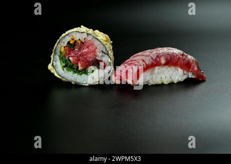 Un gros plan de sushi sur une surface de tablette sombre Banque D'Images