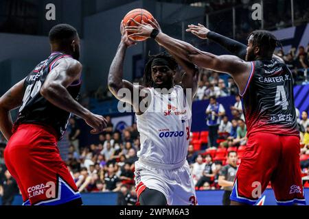 Cebu, Philippines. 8 mars 2024. Jameel Warney (C) des Seoul SK Knights participe à la demi-finale de la East Asia Super League (EASL) final four 2024 entre Seoul SK Knights et Anyang Jung Kwan Jang Red Boosters dans la province de Cebu, aux Philippines, le 8 mars 2024. Crédit : Rouelle Umali/Xinhua/Alamy Live News Banque D'Images