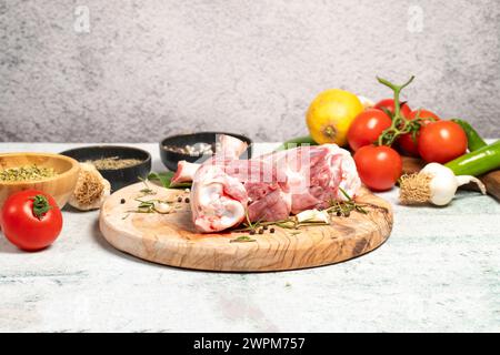 Jarret d'agneau. Produits de boucherie. Steak de jarret d'agneau avec des os sur fond de pierre Banque D'Images