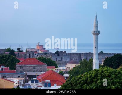 Vue sur le minaret de la mosquée Ibrahim Pacha et la vieille ville médiévale vers la forteresse Saint-Nicolas au crépuscule, Rhodes City, Rhodes Island, Dodécanèse, Greek Is Banque D'Images