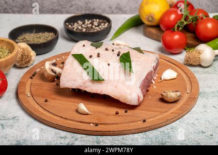 Viande de dos d'agneau désossée. Produits de boucherie. Viande de filet de dos d'agneau sur fond de pierre. nom local kuzu karski Banque D'Images