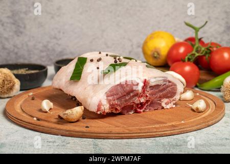 Viande de dos d'agneau désossée. Produits de boucherie. Viande de filet de dos d'agneau sur fond de pierre. nom local kuzu karski Banque D'Images