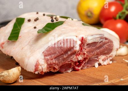 Viande de dos d'agneau désossée. Produits de boucherie. Viande de filet de dos d'agneau sur fond de pierre. nom local kuzu karski Banque D'Images